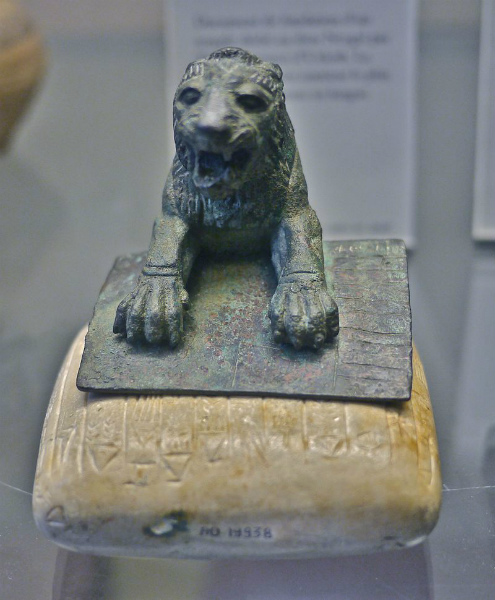Un león Urkish acompañado de una tablilla de piedra con el texto conocido más antiguo de los Hurritas (Wikimedia Commons)