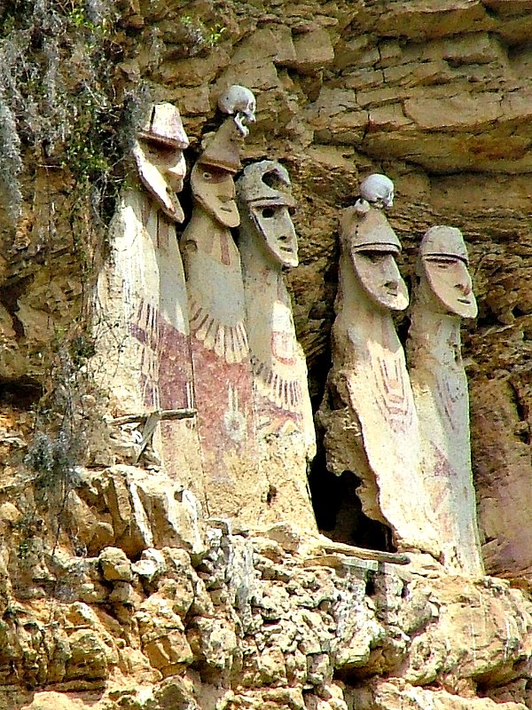 Antiguamente, todos los sarcófagos de Karajía lucían sobre sus cabezas el cráneo ritual de algún enemigo vencido, que les confería majestad y poder, tal y como podemos observar en dos de los sarcófagos de la imagen. (Sophie Robson/CC BY-SA 2.0)