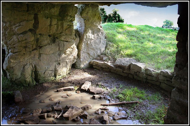 Charco embarrado en el interior del dolmen de Tinkinswood (Foto: Ben Salter)