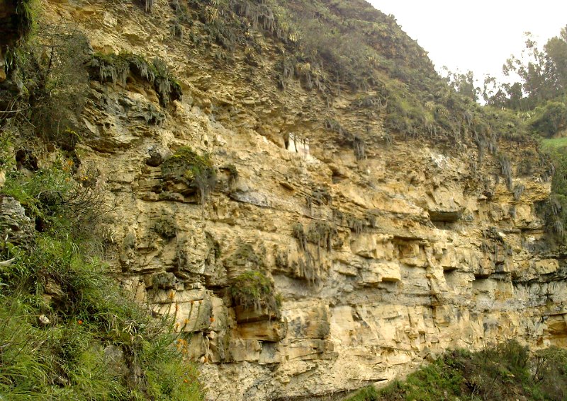 Vista panorámica de los sarcófagos, situados sobre una cornisa de la pared de roca, a 2700 metros de altitud. (Mihal/CC BY 2.0)