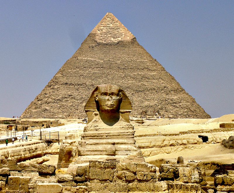 La misteriosa Gran Esfinge junto a los restos de su templo. Detrás, la pirámide de Kefrén. (Wikimedia Commons)