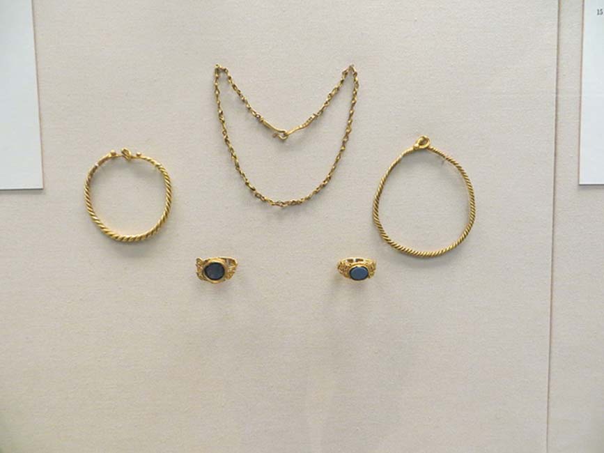 Joyas de oro de la época romana depositadas en el túmulo de Newgrange (Museo Británico). (CC BY-SA 3.0)