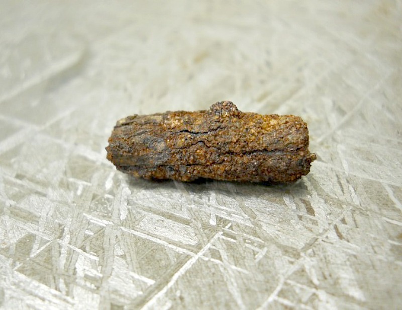 Este es el objeto de hierro conocido más antiguo de Egipto: una lámina de hierro de meteorito recuperado de una necrópolis prehistórica. (Fotografía: La Gran Época/Diane Johnson/Museo de Manchester)
