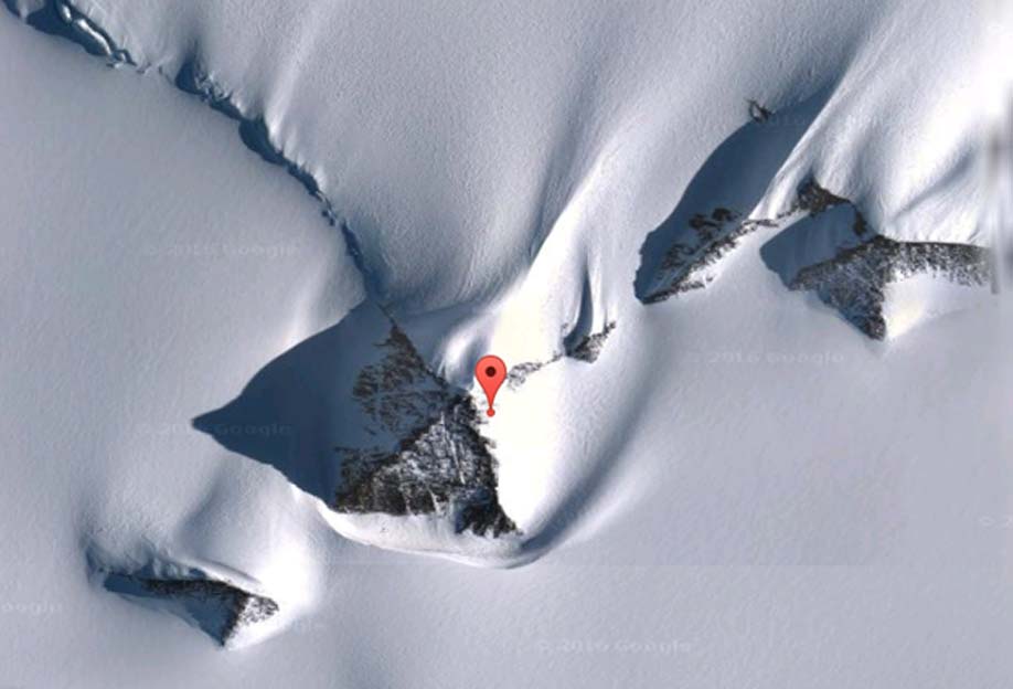 Pirámides antárticas localizadas mediante Google Earth. Sus coordenadas son 79°58'39,2" Sur y 81°57'32,2" Oeste. (Google Maps)