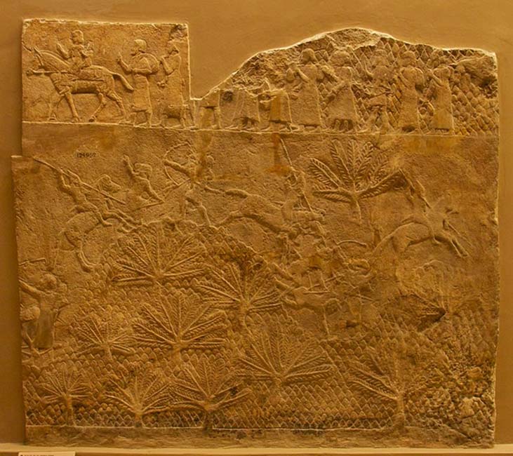 Fragmento del Relieve de Laquis, Museo Británico. Escena de batalla en la que se observa a la caballería asiria en acción. En la franja superior un grupo de prisioneros es conducido al cautiverio. (CC BY-SA 4.0)