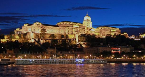 El increíble e inmenso castillo de Buda en Budapest, sobre el río Danubio.