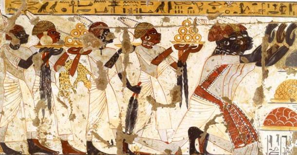 La tumba de Hekanefer revela que él estaba habituado a las creencias religiosas y costumbres egipcias. La tumba contenía la ushebti, que es la estatuilla funeraria egipcia. 