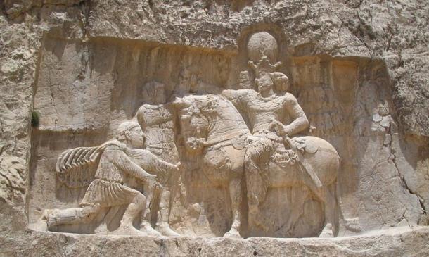 Escultura sasánida en Naqsh-e Rostam, Irán, representa mundo el triunfo de Shapur sobre el emperador romano Valeriano