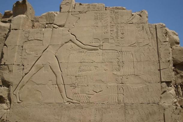 Tutmosis III aniquilando a sus enemigos. Altorrelieve sobre el séptimo pilón en Karnak. 