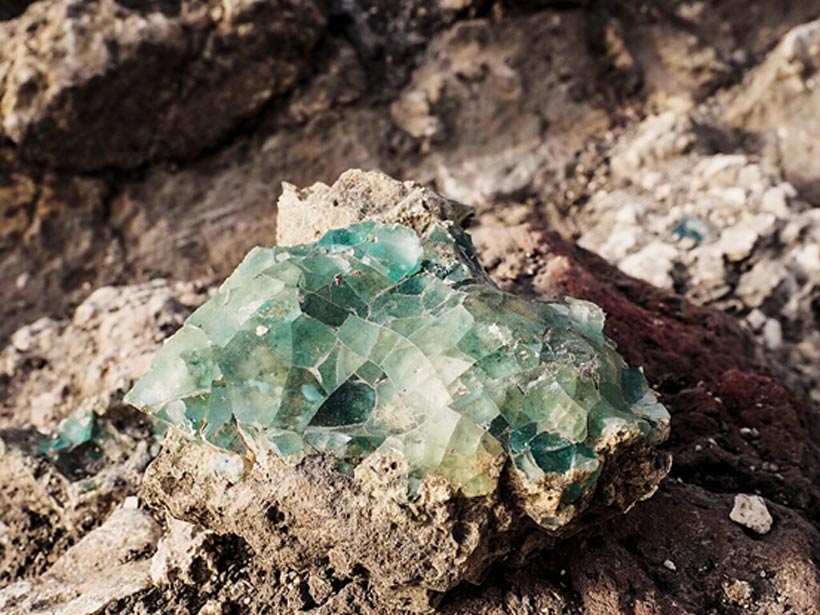 Fragmento de vidrio en bruto tal y como fue hallado recientemente en este yacimiento arqueológico. (Fotografía: Assaf Peretz, Autoridad de Antigüedades de Israel)