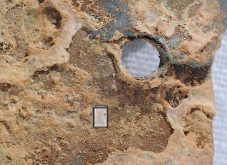 Importante acumulaciÃ³n de compuestos minerales en el interior de agujeros y grietas. (Â© David Elkington)