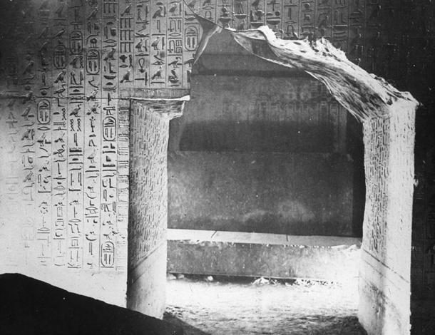 Burial-Chamber-Pyramid-of-Unas.jpg