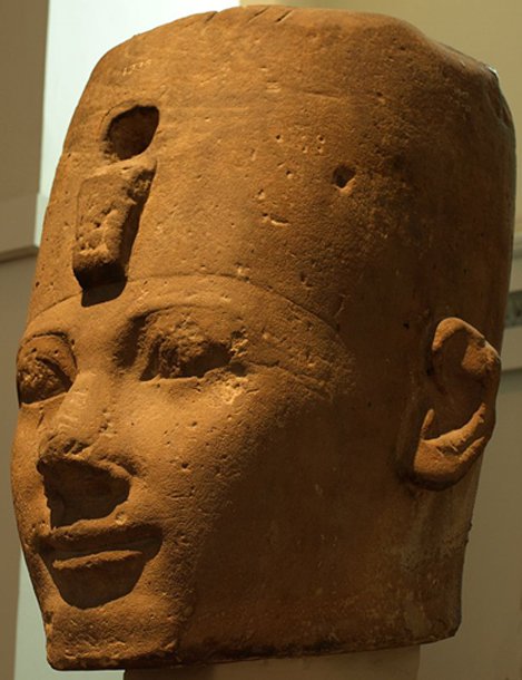 Cabeza de piedra expuesta en el Museo Británico, muy probablemente con la efigie de Tutmosis I (CC BY-SA 3.0)