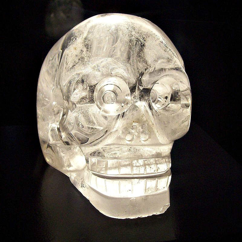Calavera de cristal expuesta en el Museo del Muelle Branly de París, Francia. (Public Domain)