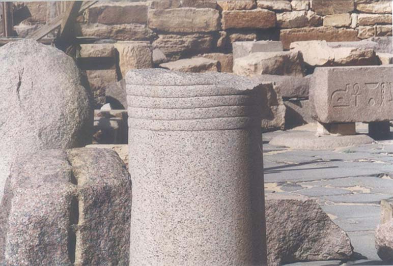 Abusir, Egipto. Ruinas de una columna de granito con líneas grabadas sobre su superficie. (Fotografía: Stephen S. Mehler, MA. 2007)
