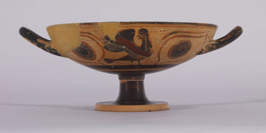 Kylix, copa griega de terracota con dos asas decorada con pinturas de sirenas en color negro (CC BY-SA 3.0)