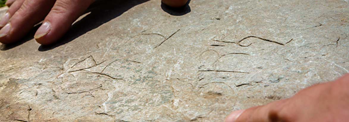 Detalle de la inscripción grabada sobre una losa de pizarra descubierta en el castillo de Tintagel, situado en la región inglesa de Cornualles. Imagen: © English Heritage/Christopher Ison