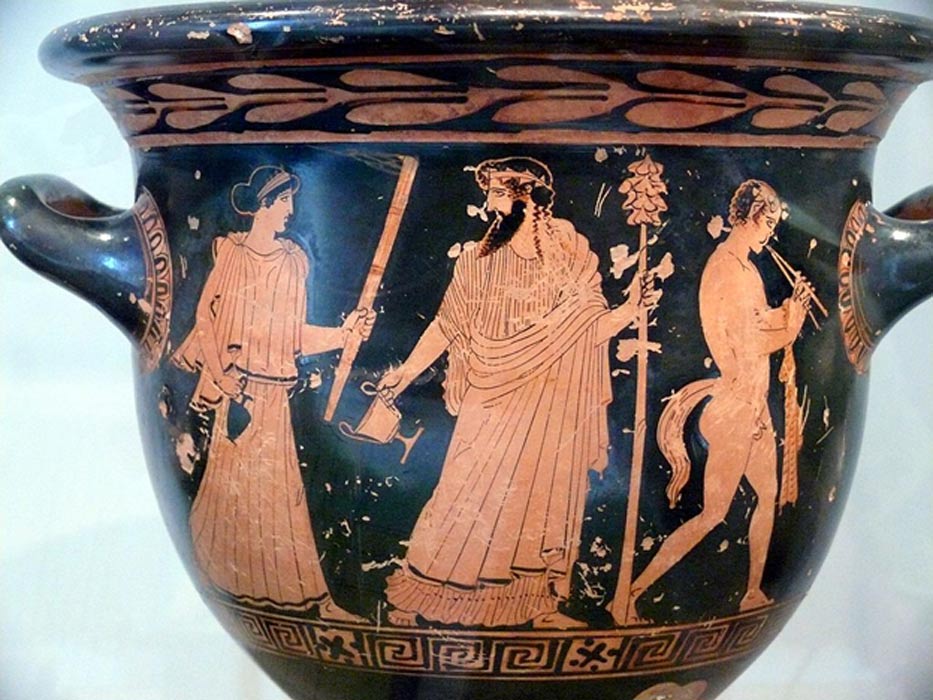 La figura central de esta vasija decorada representa a Dionisos empuñando un Tirso. (Public Domain)