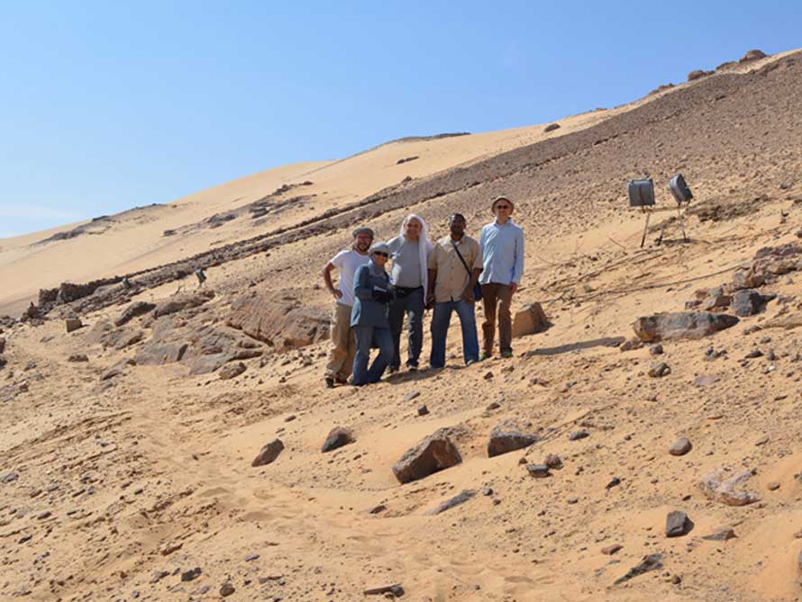 El equipo de arqueólogos junto con los inspectores egipcios en noviembre del 2015: De izquierda a derecha, David Sabel, el inspector de Asuán Howeyda Mohamed, Amr El Hawary, el inspector jefe de Asuán Shazly Ali Shazly y Ludwig Morenz. (David Sabel)