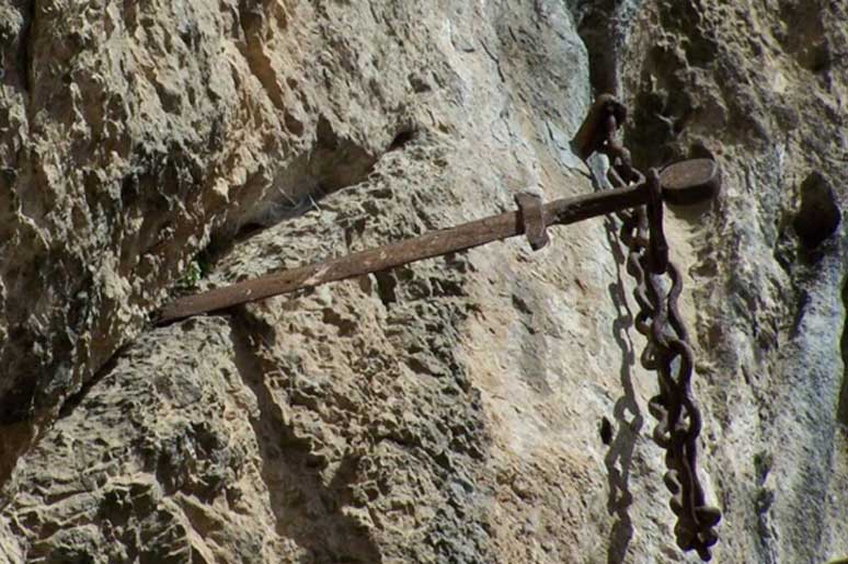 La espada Durandal clavada en una roca de Rocamadour (Francia)