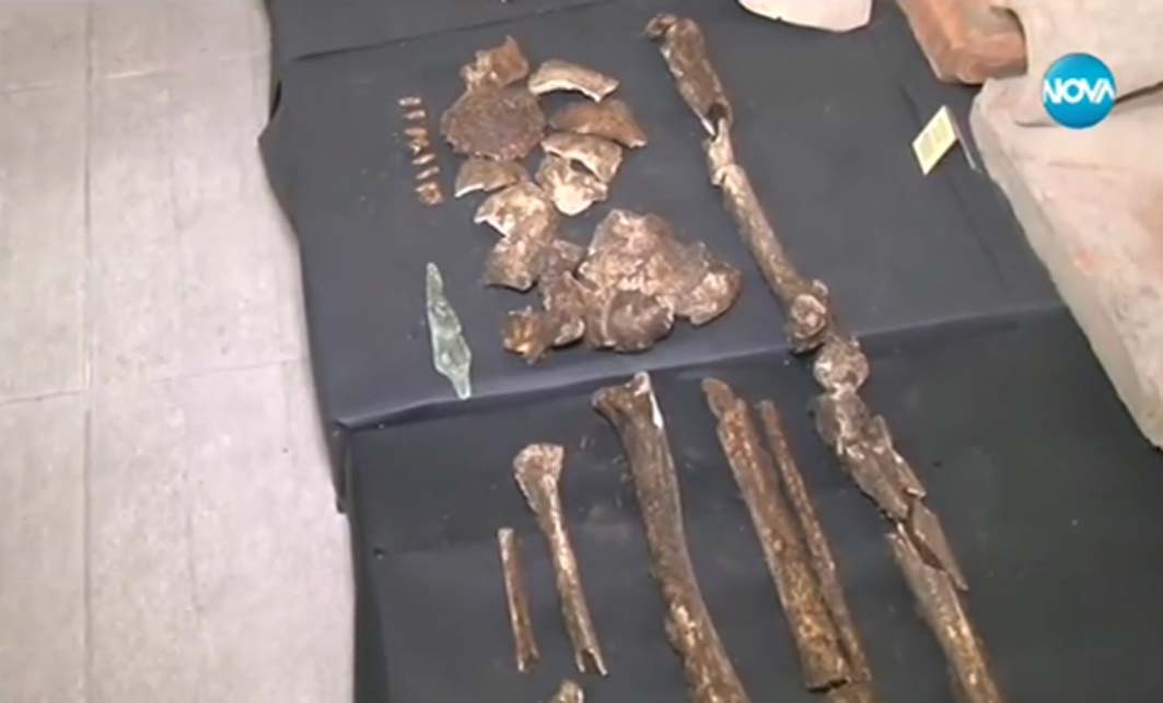 Parte del esqueleto y daga del hombre de la Edad del Bronce, sorprendentemente alto para su Ã©poca. (Nova TV)