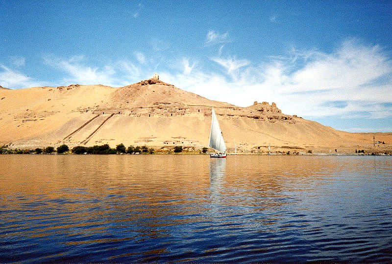 Faluca surcando el Nilo en la región de Asuán, Egipto. (Alchemica/GNU Free)