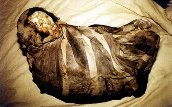 Momia Juanita antes de ser retirada la envoltura de su cuerpo. (Fair Use)