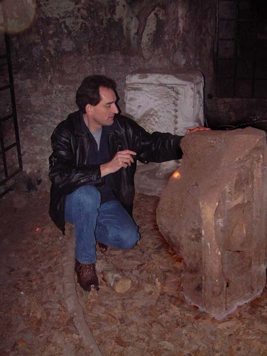 Graham examina en las cuevas de Hawkstone Park los fragmentos de la estatua del águila en cuyo interior se encontró una pequeña copa de piedra. (Fotografía: Deborah Cartwright)