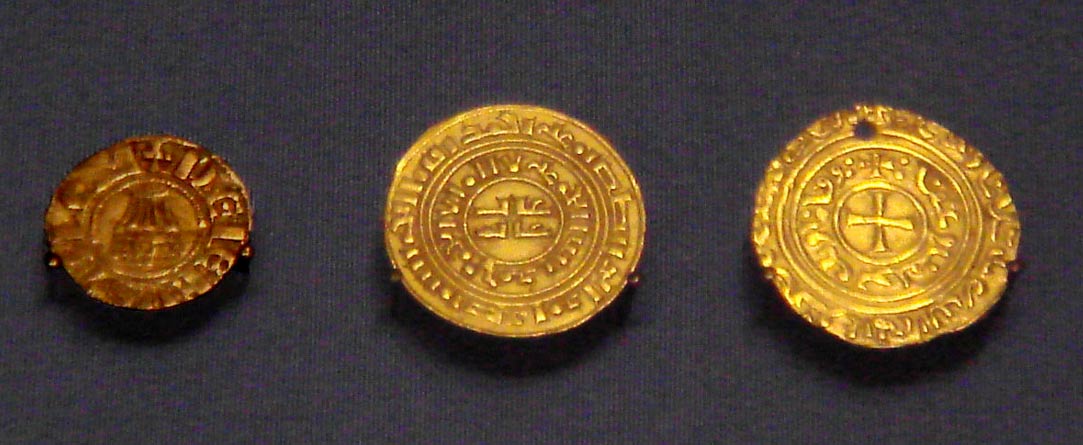 Monedas de oro de los cruzados del reino de Jerusalén. Dinares de estilo europeo expuestos en el Museo Británico de Londres, Inglaterra. (Wikimedia Commons).