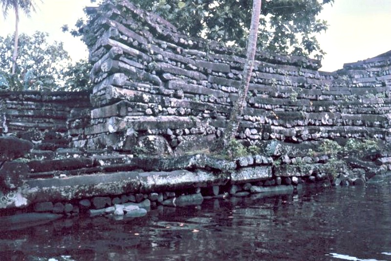 Los pesados e inexplicables monolitos dispuestos horizontalmente en Nan Madol. (Fotografía: La Gran Época)