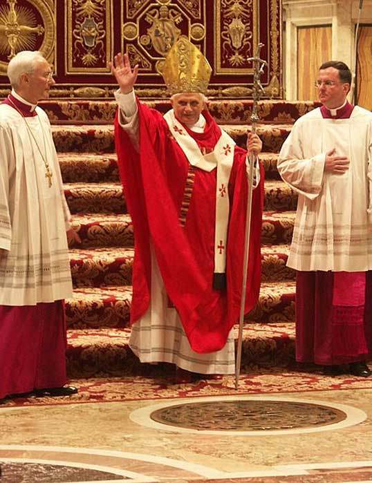 Benedicto XVI en la Basílica de San Pedro el 15 de mayo del 2005. (Dnalor 01/CC BY SA 3.0)