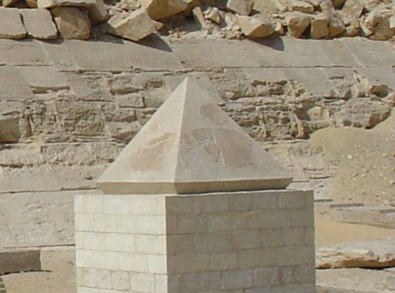 Estado actual del piramidión tras su segunda restauración. (Fotografía: Historia Enigmática)
