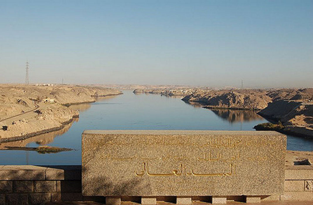 Над нилом. Асуанская ГЭС Египет. Асуан плотина Египет. Асуанская плотина в древнем Египте.