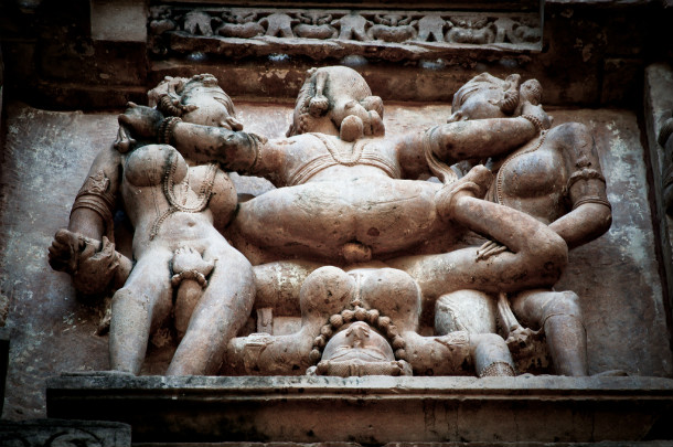 Figuras en actitudes explícitamente sexuales tal como aparecen en los relieves de piedra del Templo de Khajuraho (siglo X-XI) ubicado en la localidad del mismo nombre del estado de Madhya Pradesh, en la India (Flickr)