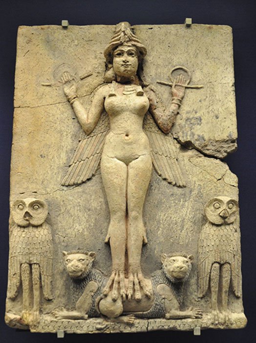 Relieve Burney, Babilonia (1800 a. C. – 1750 a. C.). Algunos expertos, como por ejemplo Emil Kraeling, han identificado a la figura femenina del relieve como Lilith, basándose en una interpretación errónea de una traducción obsoleta del Poema de Gilgamesh. (CC BY-SA 3.0)