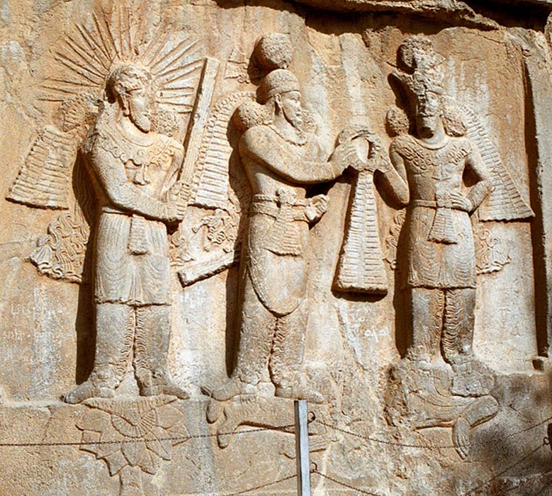 Mitra (izquierda) en un relieve de investidura del siglo IV d. C., Taq-e Bostan, Irán Occidental. (CC BY 2.5) 