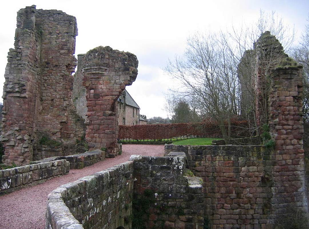 Ruinas del Castillo de los Sinclair en Roslin, Escocia. (CC BY SA 3.0)