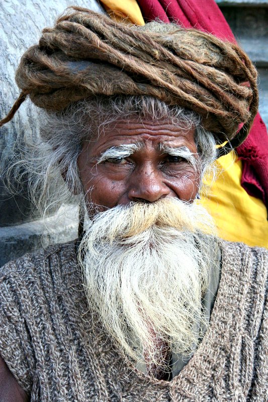 Nepal es uno de los países en los que se asegura que viven hombres y mujeres centenarios. En la imagen, anciano sadhu nepalí con barba blanca. (Wen-Yan King/CC BY-SA 2.0)
