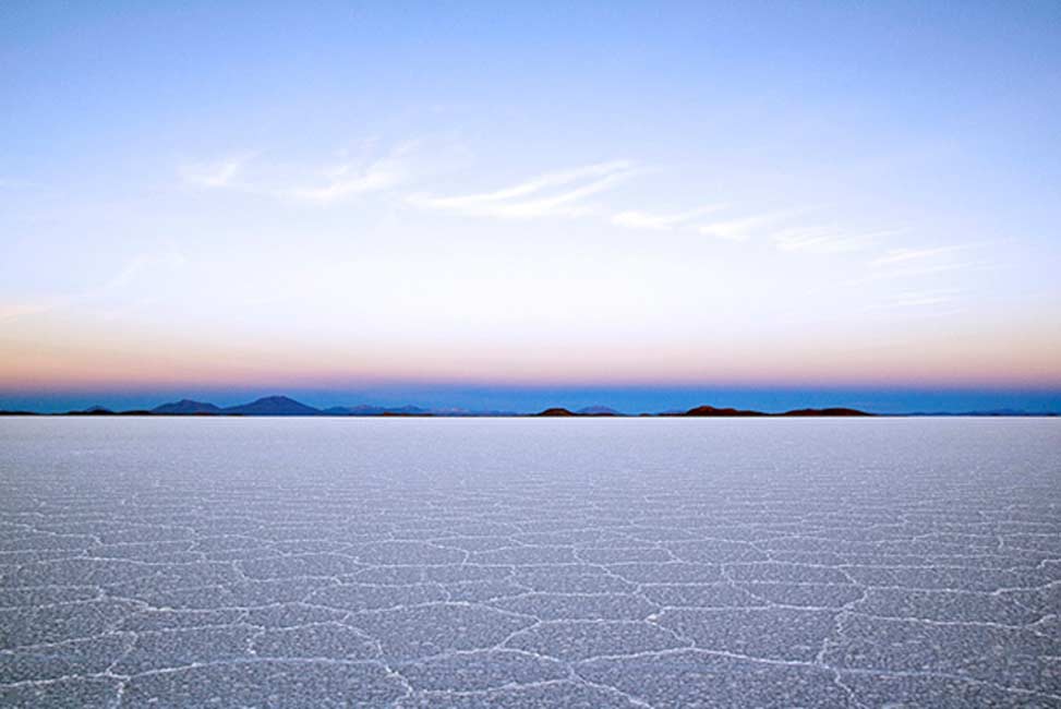 El salar de Uyuni forma parte del Altiplano boliviano en Sudamérica. El Altiplano es una alta meseta que se formó durante la elevación de la cordillera de los Andes. La meseta alberga lagos de agua dulce y salada, así como salinas. (Dimitry B./CC BY 2.0)