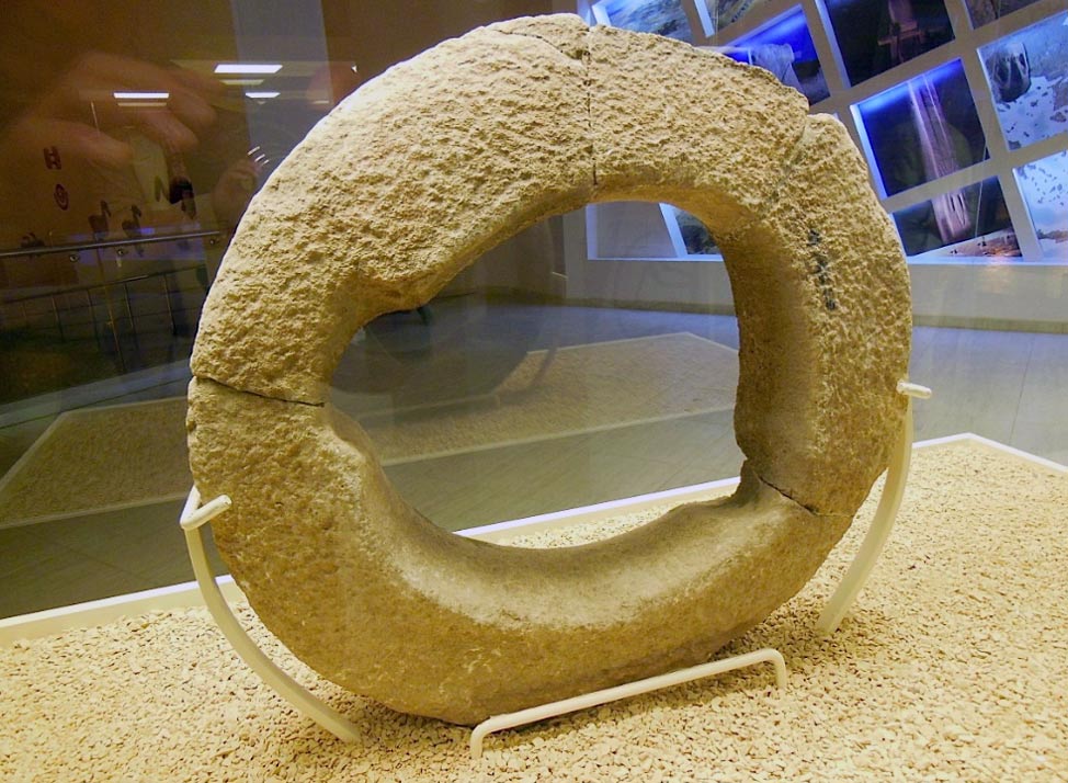 Fig. 7: Anillo de piedra hallado en Göbekli Tepe y expuesto en la actualidad en el museo de Sanliurfa. Schmidt creía que estos anillos actuaban como seelenloch, “agujeros” o puertas del alma.