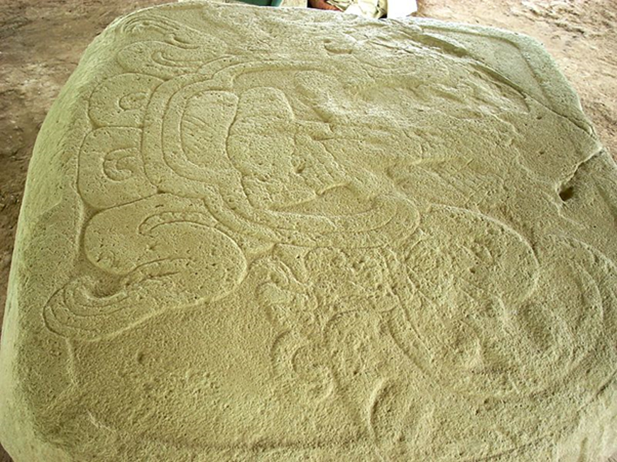 Talla del Altar 48 de Takalik Abaj. Escultura preclÃ¡sica tardÃ­a en estilo maya temprano. 400 a. C. â€“ 200 a. C. (CC BY-SA 3.0)