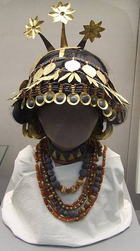 Tocado ornamentado y collares descubiertos en tumbas de la antigua realeza sumeria. Museo Británico (JMail/CC BY SA 3.0)