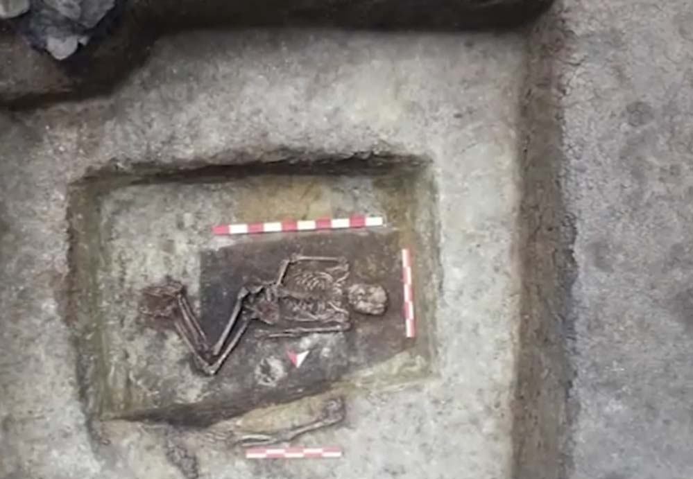 La tumba del sorprendentemente alto hombre de la Edad del Bronce hallada en Bulgaria. (Museo de Historia de Primorsko/Nova TV)