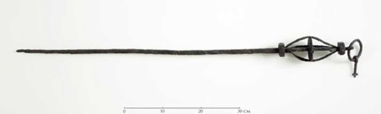 Varita de hierro que se remonta a la época vikinga descubierta en una tumba de Luster, provincia de Sogn og Fjordane, Noruega occidental. Este tipo de varita se encuentra habitualmente en tumbas de mujeres que también contenían alucinógenos. (Foto: Svein Skare / Museo de la Universidad de Bergen)