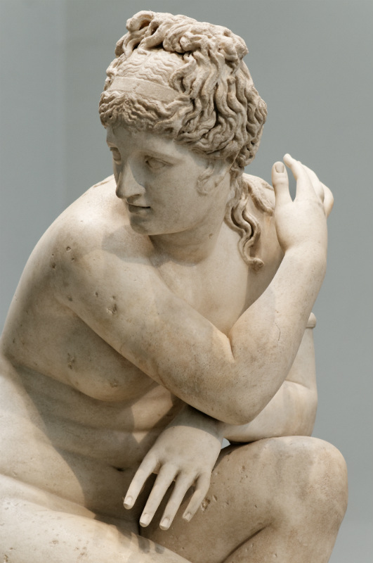 Estatua de mármol de una Afrodita desnuda agachada mientras toma un baño, conocida popularmente como Venus de Lely. Copia romana de un original griego, siglo II d. C. Museo Británico (Marie-Lan Nguyen / CC BY 2.5)