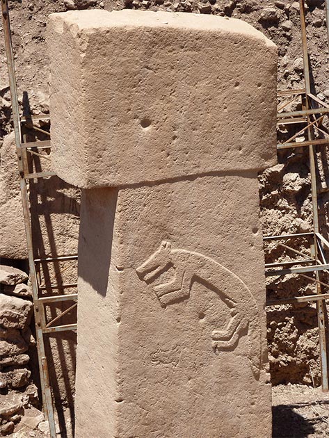 Primer plano de un pilar de piedra en Göbekli Tepe con una intrincada talla en relieve. (Zhengan / CC BY-SA 4.0)