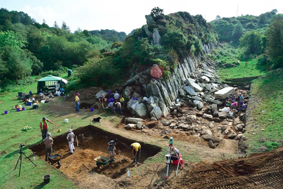 la excavaciÃ³n de dos canteras en Gales por un equipo de arqueÃ³logos y geÃ³logos liderados por la UCL ha confirmado que son fuentes de las "piedras azules" de Stonehenge y arrojÃ³ luz sobre cÃ³mo fueron extraÃ­das y transportadas. 