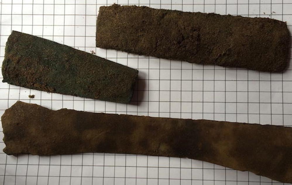 Portada-Armas de bronce quebradas (hojas de espada y puntas de lanza) descubiertas por los arqueólogos en la Isla de Coll, al oeste de Escocia. Según las dataciones, su antigüedad es de 3.000 años. Fotografía: RSPB Scotland