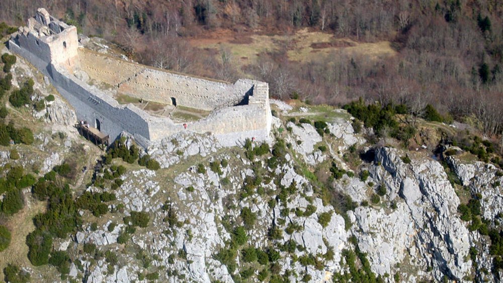 Portada-Vista aérea del Castillo de Montségur. (MDanis/CC BY-SA 3.0)
