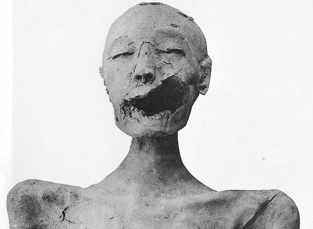 Portada-Vista frontal de la momia de la “Dama Joven”. (Wikimedia Commons)